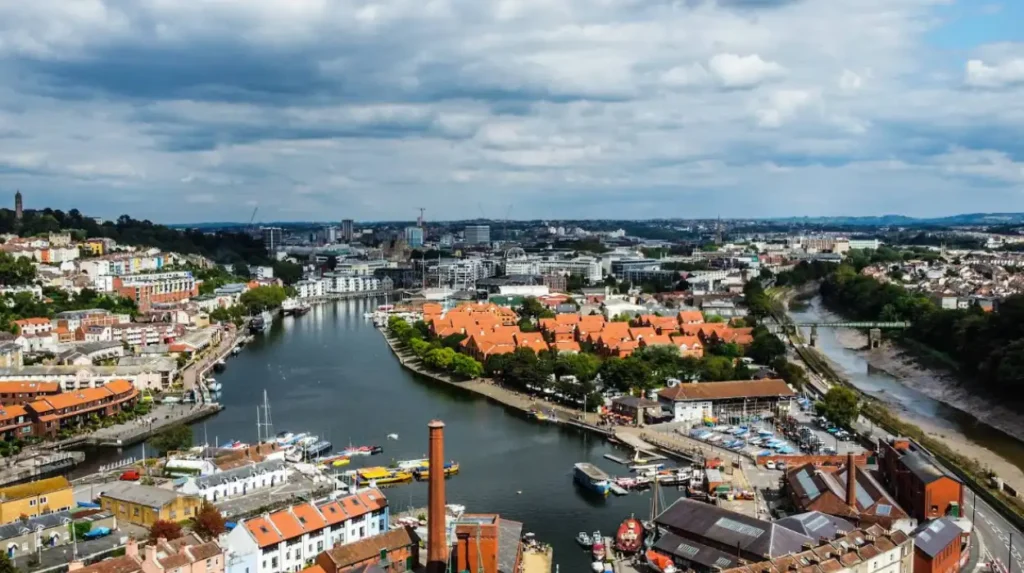 What historical context defines Bristol as a family destination?